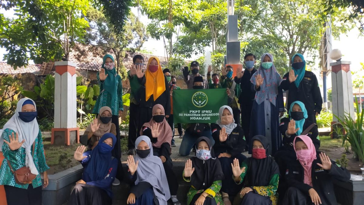 Rame! Mahasiswa NU Bagikan Masker Gratis Sepanjang Jalanan Kota Nganjuk