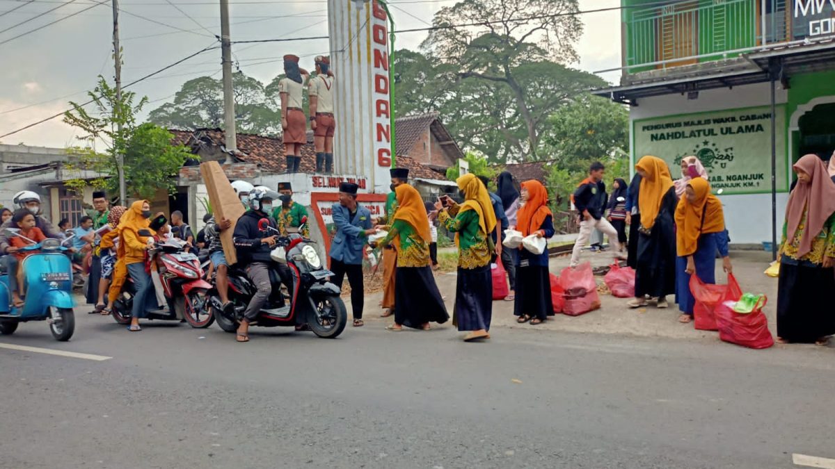 Bagi Takjil dan Buka Bersama PAC IPNU IPPNU Gondang