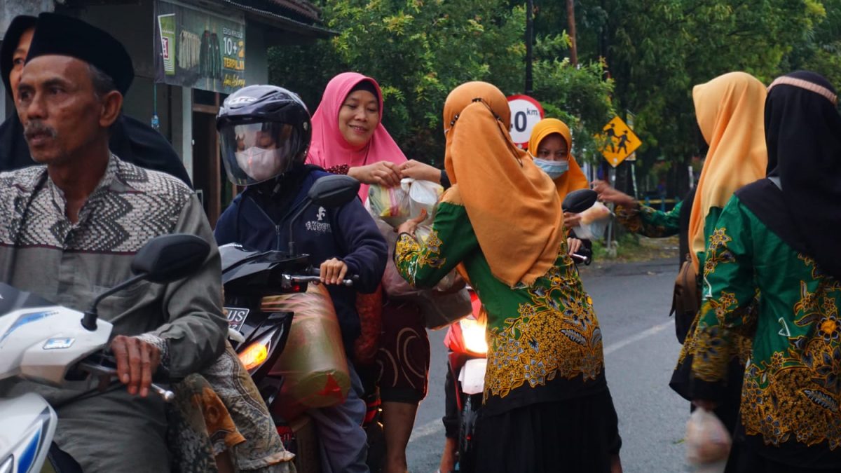 Meriahkah Ramadhan, Elemen NU Prambon Bagikan 1000 Takjil
