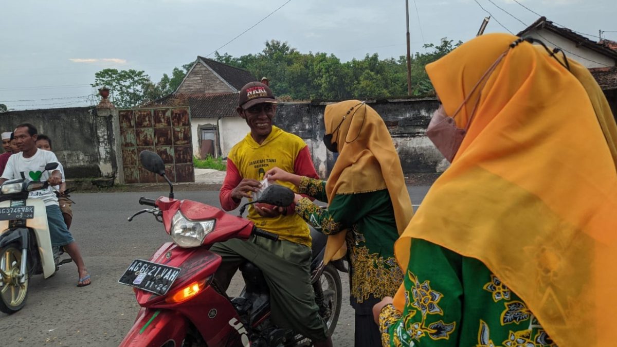 PR IPNU dan IPPNU Desa Ngepeh Bagi Takjil Gratis Kepada Masyarakat