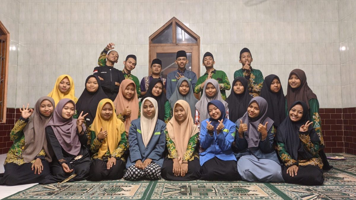 Guna Melestarikan Aswaja, PR IPNU IPPNU Desa Ngepeh adakan Rutinan Al-Barzanji