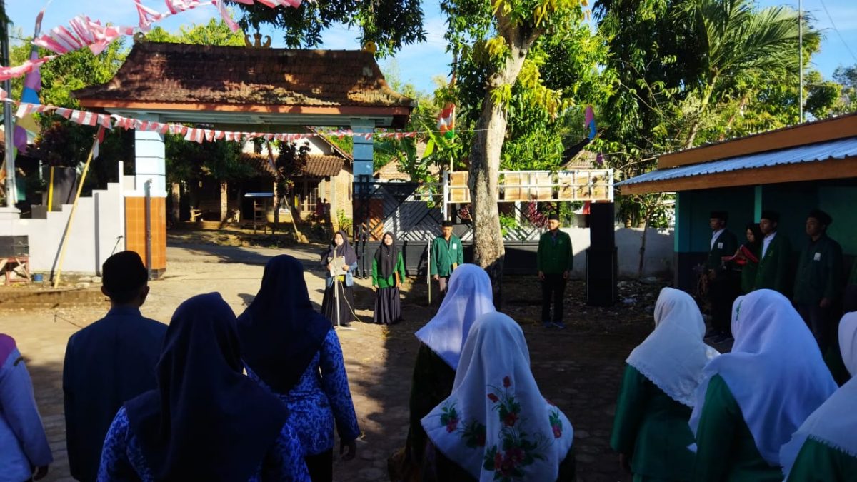 Pelajar NU Suru Ikuti Upacara HUT ke-77 Republik Indonesia