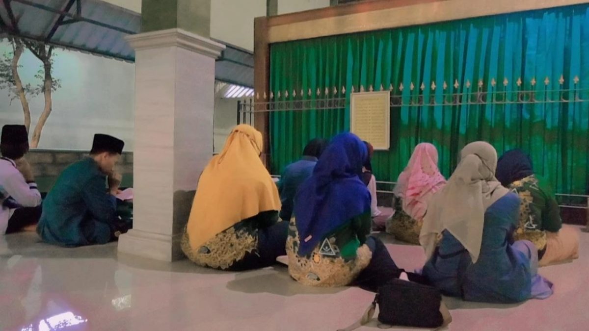 Guna Membangkitkan Solidaritas dan Melestarikan Tradisi Amaliyah Aswaja, PR IPNU IPPNU Desa Godean adakan Ziarah Makam Auliya’