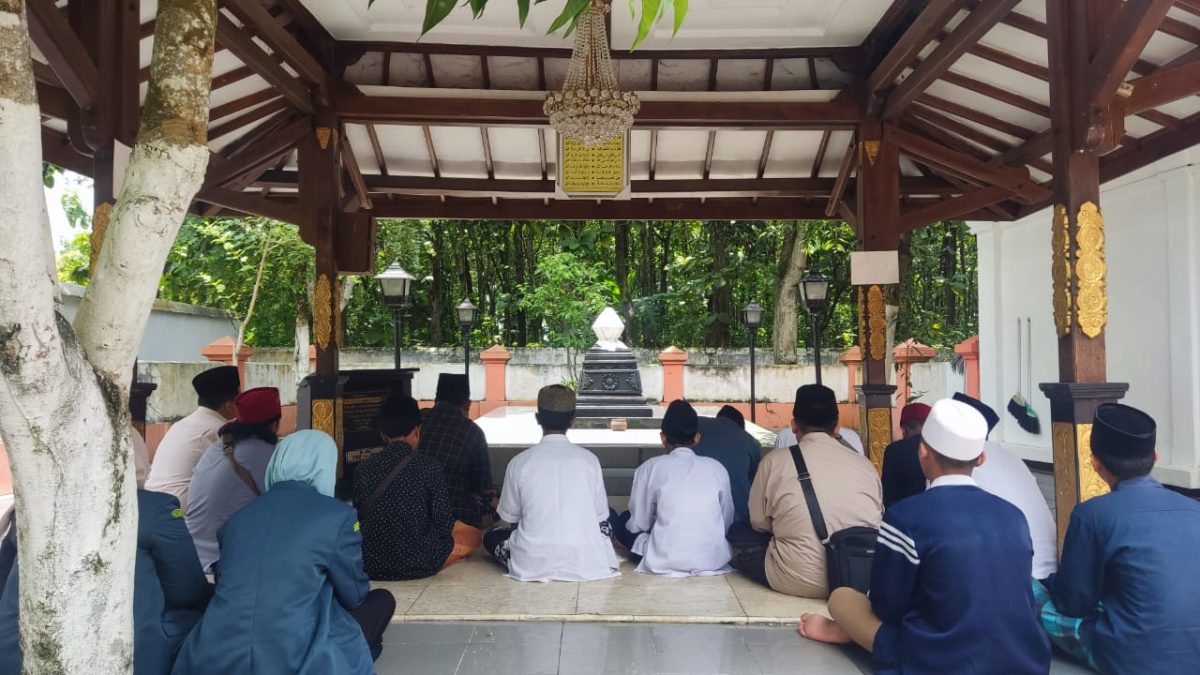 Lestarikan Tradisi, PR IPNU IPPNU Ngrengket Ziarah Kubur