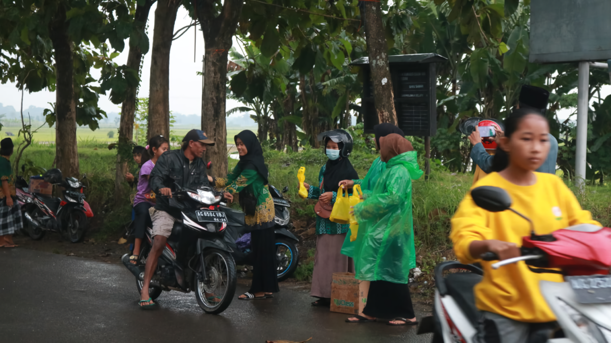 Meski Diguyur Hujan, Pelajar NU Ngronggot dan Lazisnu Tetap Semangat Bagi Takjil