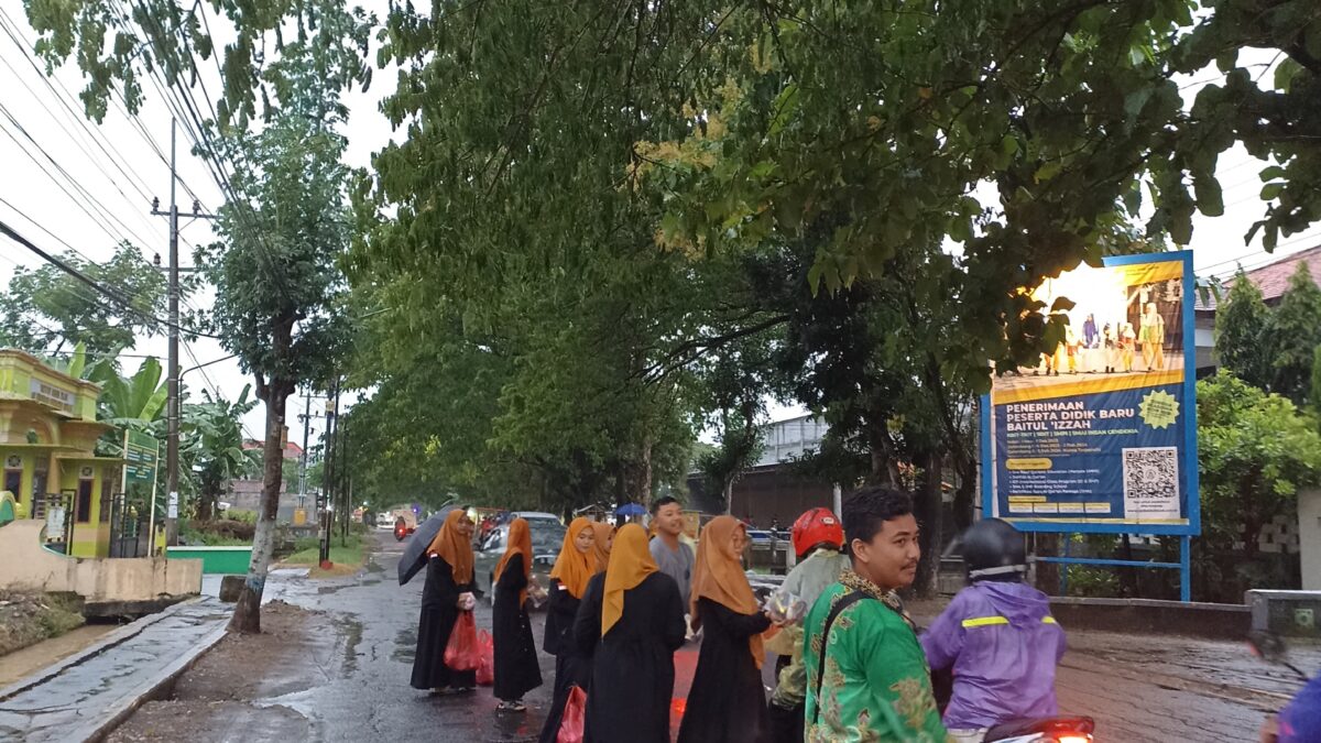 BERKAH RAMADHAN IPNU-IPPNU UNIVERSITAS PANGERAN DIPONEGORO NGANJUK BAGI 300 BUNGKUS TAKJIL KE PENGGUNA JALAN DAN MASYARAKAT