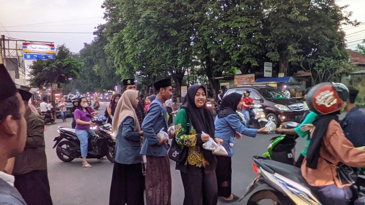 Pelajar NU Kertosono adakan BERTAMAN (Berbagi Takjil Ramadhan) & BUKBER sekaligus penutupan Sparkling Ramadhan 1445 H