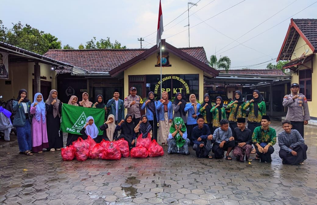 Takjil On The Road PAC IPNU-IPPNU Berbek, Tetap Semangat Ditengah Hujan
