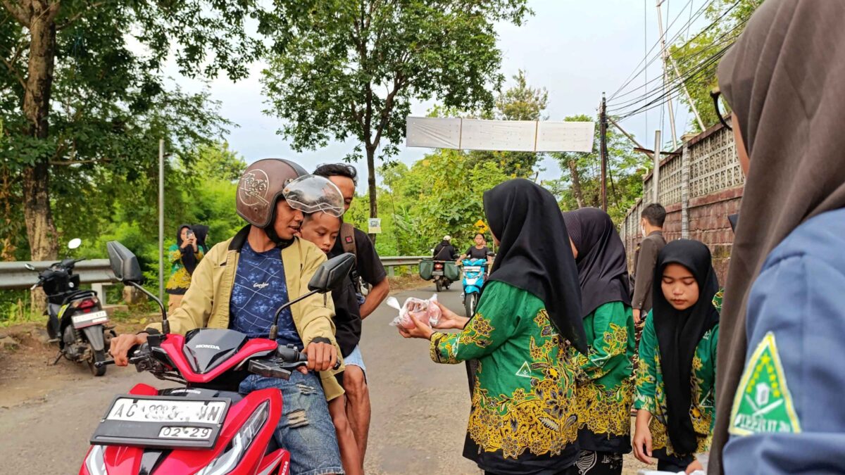Ramadhan Berbagi: PR IPNU-IPPNU Kepel Salurkan Takjil Setiap Hari Kamis