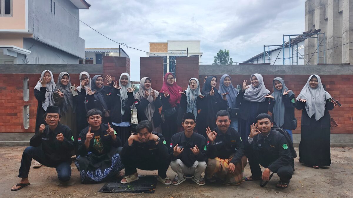 Menumbuhkan Semangat Ramadhan, PKPT UPDN Berbagi Takjil
