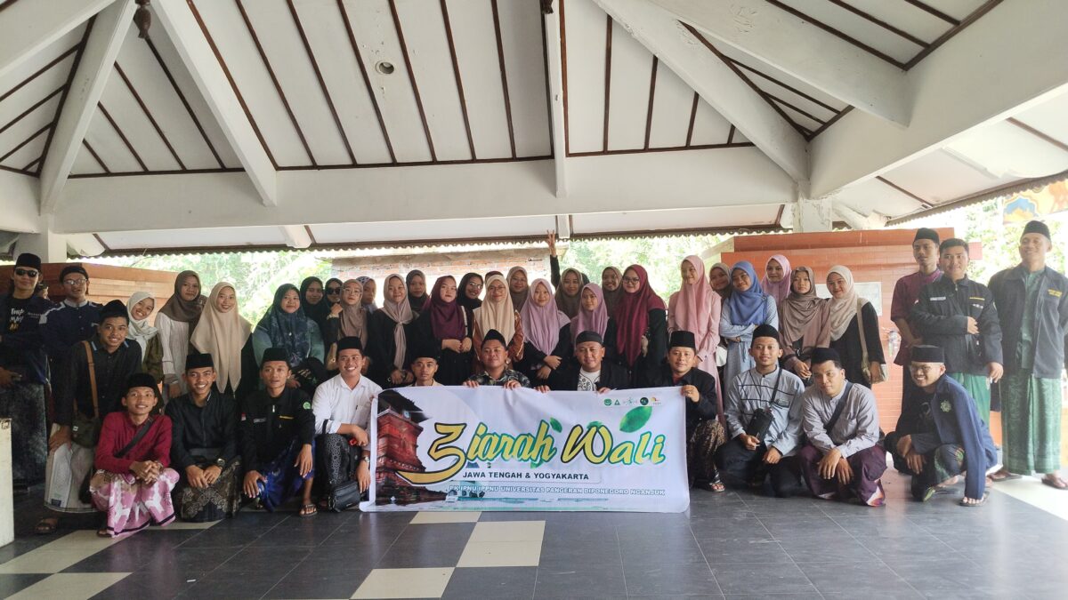 Ziarah Wali Jawa Tengah & Yogyakarta PK IPNU – IPPNU UPDN, Membangun Kesadaran akan Peran Ulama