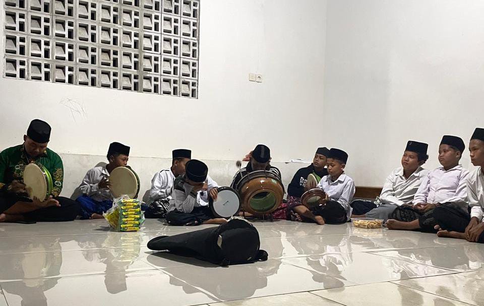 Rutinan Al-Berjanji PR IPNU-IPPNU Salamrojo: Menumbuhkan Cinta dan Ukhuwah dalam Lantunan Sholawat